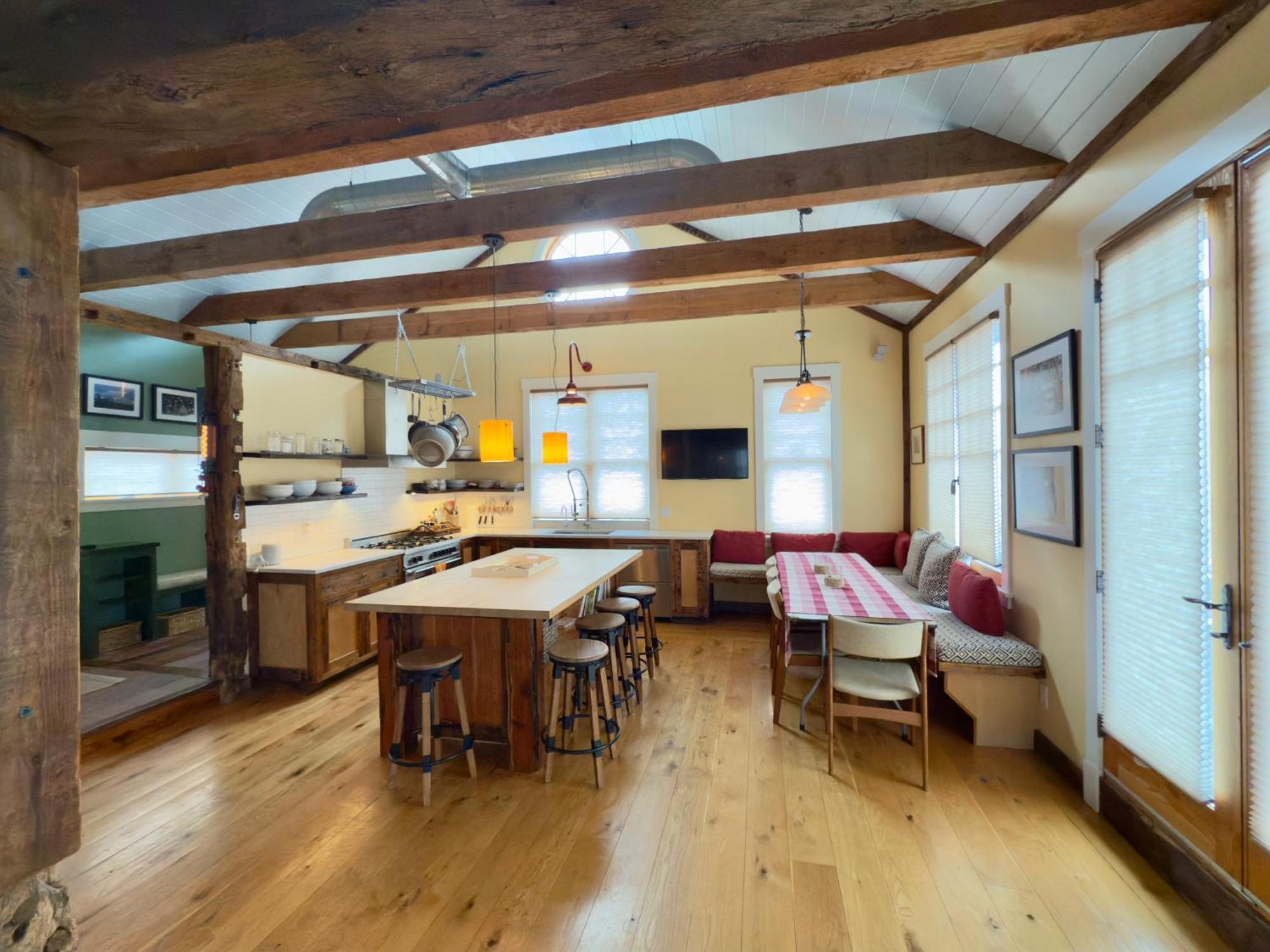 Magical Post And Beam Loft Downtown Newport! Hotel Exterior photo