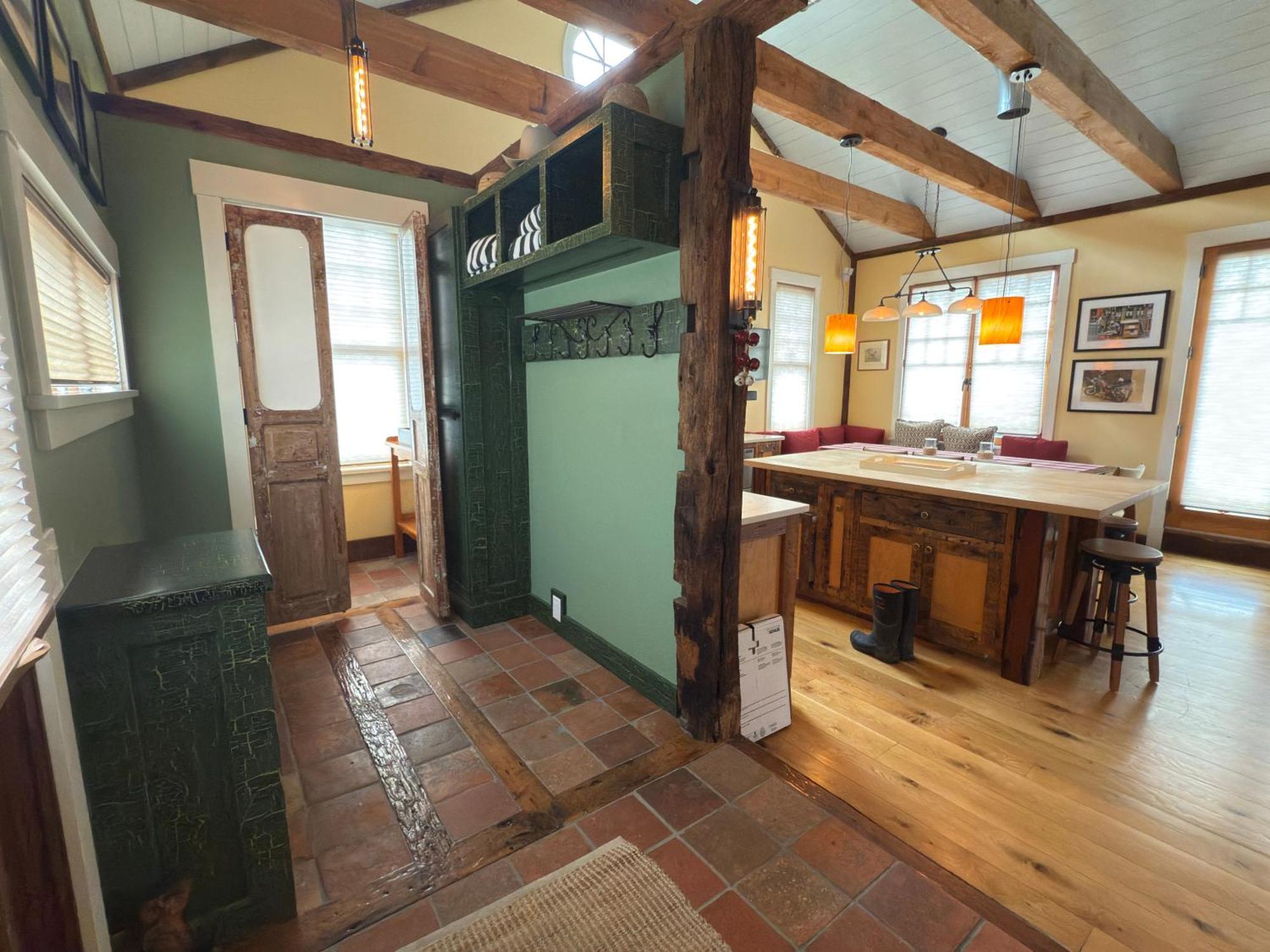 Magical Post And Beam Loft Downtown Newport! Hotel Exterior photo